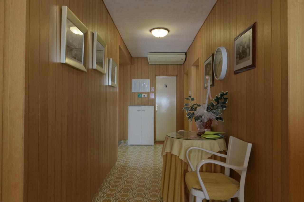 Rooms Mirjana - Centre Of Trogir Exteriör bild